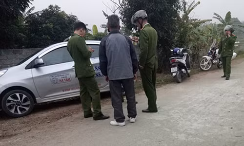 Lực lượng Công an huyện Lương Sơn khẩn trương đến hiện trường để điều tra, làm rõ vụ việc.