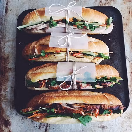 Bánh mì kẹp là món ăn đường phố nổi tiếng của Việt Nam đối với các du khách và được nhiều báo, trang tin nước ngoài ca ngợi.