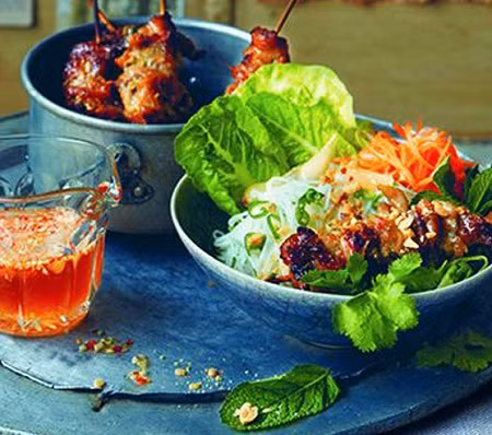 Bún chả là món ăn ngon khó cưỡng thường được thưởng thức vào buổi trưa.