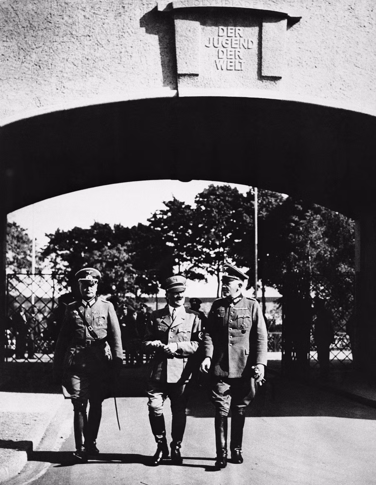 Trong ảnh là trùm phát xít Hitler cùng 2 phụ tá kiểm tra Làng Olympic.