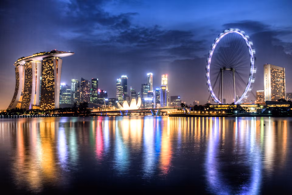 Singapore là một trong số 20 quốc gia nhỏ nhất thế giới, với diện tích khoảng 716 km2. Chính vì vậy, lãnh thổ Mỹ lớn hơn Singapore khoảng 15.000 lần.