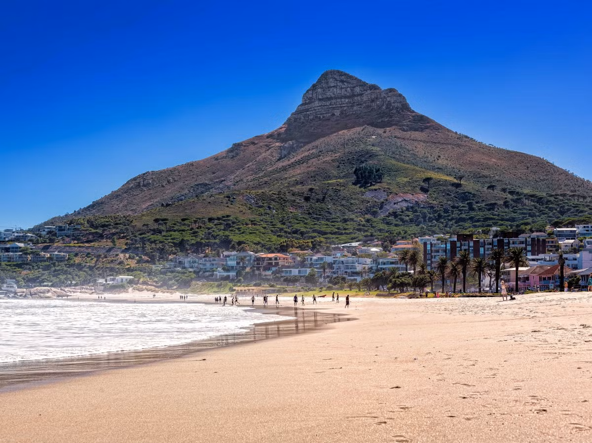 Đứng cuối danh sách top 10 điểm đến hấp dẫn du khách nhất năm 2015 là Cape Town, Nam Phi. Cape Town đã tăng 9 bậc so với năm 2014 để lọt vào danh sách trên.