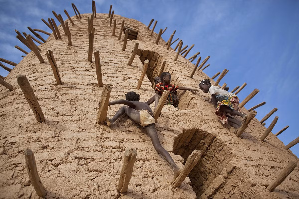 Trẻ em leo trèo, chơi đùa ở ngọn tháp chính của Grand Mosque ở Bani, Burkina Faso. Tác phẩm này là của nhiếp ảnh gia Matjaz Krivic Reina tranh giải ở hạng mục Du lịch.