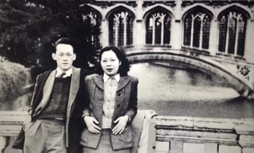 Vào tháng 12/1947, cựu Thủ tướng Lý Quang Diệu và bà Kha Ngọc Chi tổ chức lễ cưới bí mật tại Stratford-upon-Avon, Anh. Trong ảnh là vợ chồng ông Lý chụp tại Cambridge, Anh năm 1948.