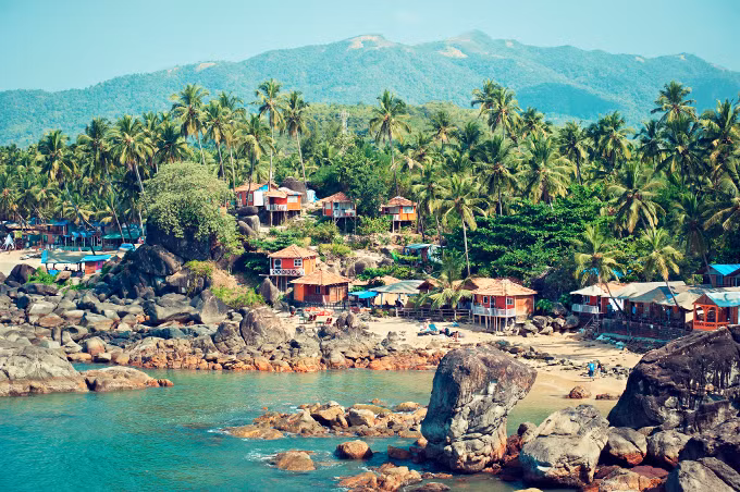 Bãi biển Goa nằm ở bờ biển phía Tây của Ấn Độ là nơi lý tưởng để các cặp đôi hưởng tuần trăng mật. Khi đến đây, du khách sẽ choáng ngợp bởi vẻ đẹp thiên nhiên cũng như những bữa tiệc đêm ấn tượng với nhiều món hải sản hấp dẫn.