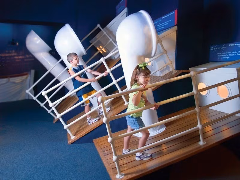 Trẻ em rất thích thú khi đến tham quan Bảo tàng Titanic ghi dấu một sự kiện lịch sử bi thương.
