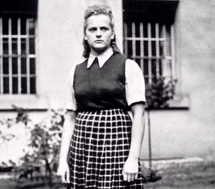 4. Irma Grese (1923 - 1945) là nữ đồ tể khát máu khét tiếng tại nhiều trại tập trung của phát xít Đức. Ban đầu, ả là lính canh nhưng sau đó được điều chuyển nhiệm vụ làm cai ngục.