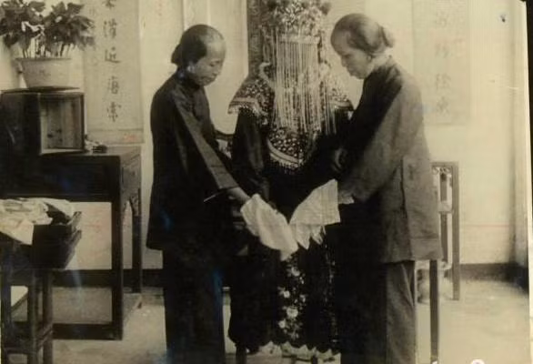 Cô dâu luôn được chăm sóc chu đáo, tránh để xảy ra sai sót trong ngày cử hành hôn lễ.