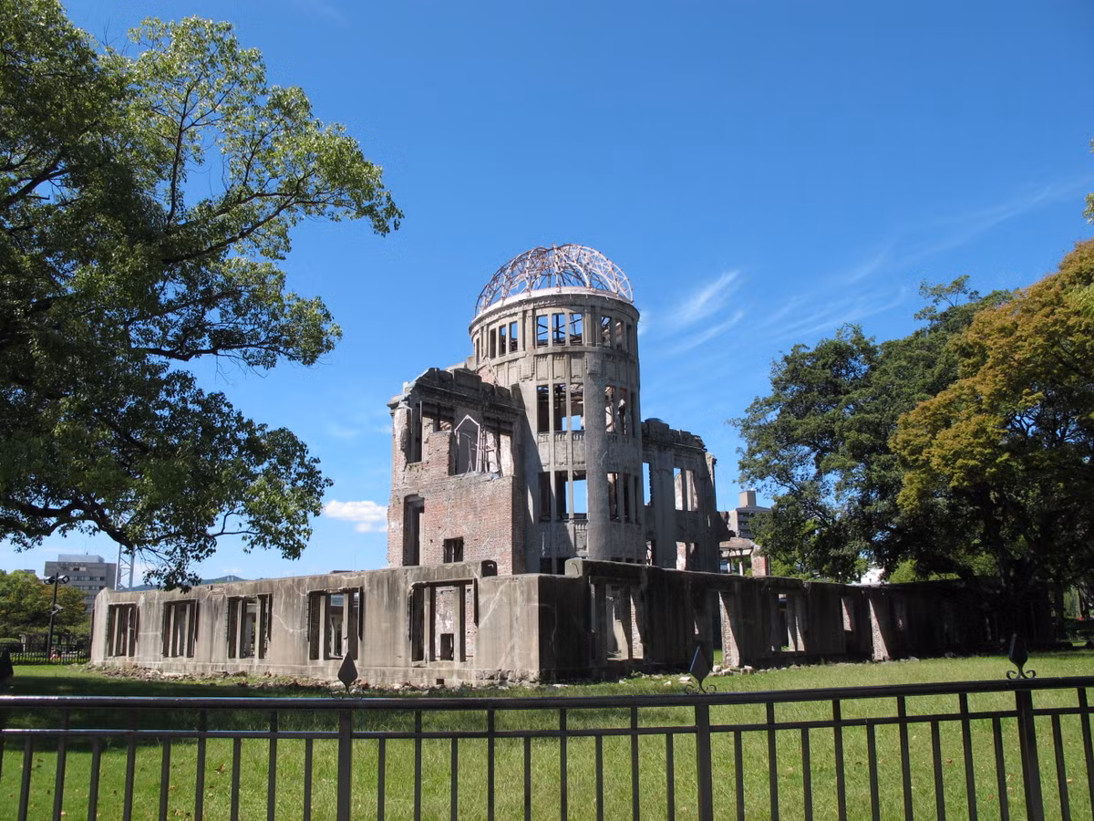 Khu tưởng niệm Hòa bình Hiroshima thường được biết đến với cái tên Vòm bom nguyên tử là Di sản thế giới là một phần của Công viên tưởng niệm hòa bình Hiroshima gợi nhớ về sự kiện đau lòng hồi Chiến tranh thế giới 2.