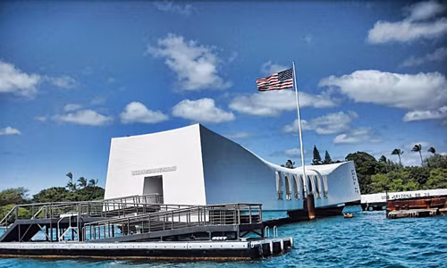 2. Đài tưởng niệm tàu USS Arizona ở Trân Châu Cảng, Hawaii, Mỹ. Vào ngày 7/12/1941, Nhật Bản bất ngờ tấn công vào căn cứ quân sự của Mỹ ở Trân Châu Cảng, khiến 2400 thủy thủ, binh sỹ Mỹ thiệt mạng.