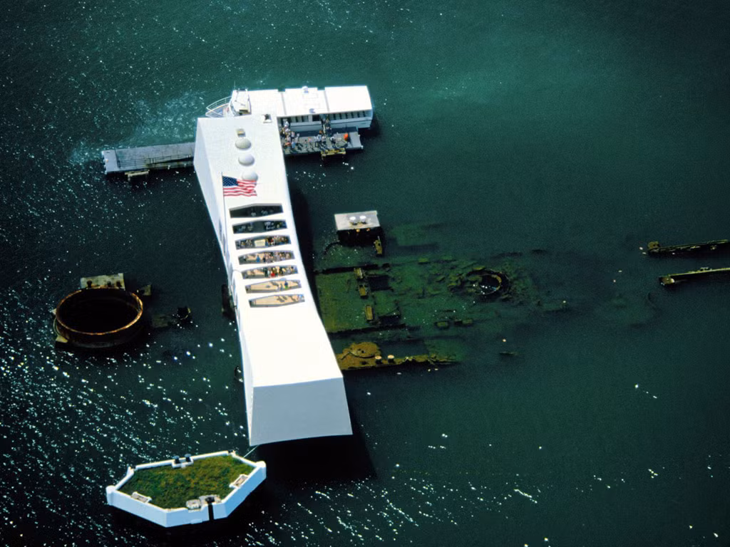 Đài tưởng niệm tàu USS Arizona được xây dựng năm 1962 có hình dáng khá giống một cây cầu vươn lên từ xác tàu USS Arizona. Mỗi năm có khoảng 2 triệu người ghé thăm đài tưởng niệm trên bằng thuyền.