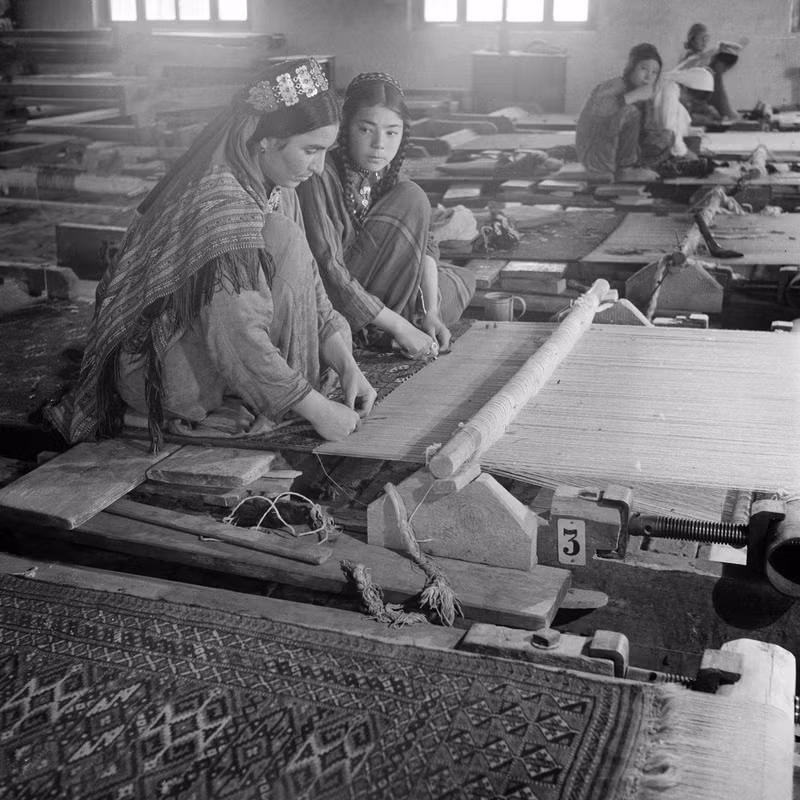 Cô gái trẻ vừa làm vừa học hỏi kinh nghiệm dệt vải từ những người đi trước.