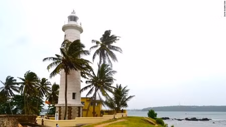 Thành phố Galle nằm phía Tây Nam của Sri Lanka là địa điểm đứng cuối cùng trong danh sách 10 điểm đến lãng mạn nhất thế giới do CNN bình chọn. Nơi đây hấp dẫn du khách với những pháo đài màu trắng nằm ven biển. Galle Lighthouse là nơi tuyệt nhất để ngắm hoàng hôn.
