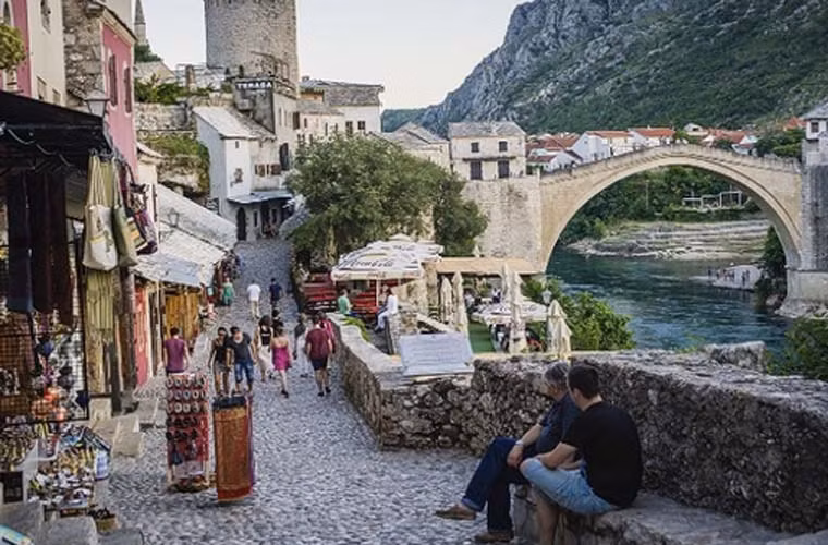 Mostar ở Bosnia và Herzegovina hớp hồn du khách với những con đường lát đá sỏi, có nhiều cửa hàng và nhà hàng độc đáo nằm dọc sông Neretva.