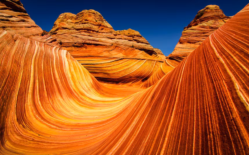 Đứng đầu danh sách là sa thạch The Wave, Arizona, Mỹ. Nơi đây nổi bật với những đường cong uốn lượn độc đáo.
