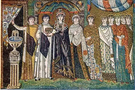 2. Hệ thống chính trị vững chắc. Mô hình chính quyền của đế chế Byzantine có dạng kim tự tháp. Theo đó, đỉnh nhọn kim tự tháp là hoàng đế. Được coi là sứ giả của Chúa trời nên hoàng đế có quyền lực tuyệt đối.