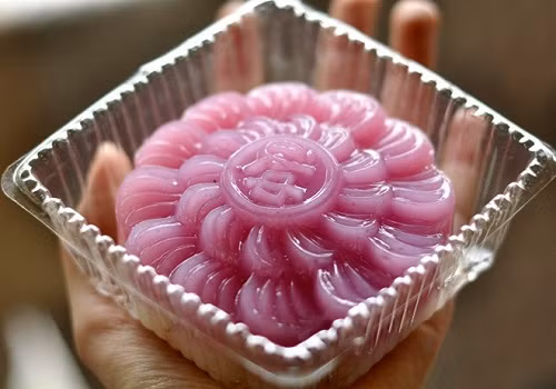  5. Bánh trung thu thạch rau câu: Không quá kỳ công, món bánh mát lạnh này, kèm theo hương thơm tự nhiên từ hoa quả và màu sắc bắt mắt chắc chắn sẽ là món quà ấn tượng trong dịp Trung thu này. Bạn còn có thể làm giả nhân trứng muối để tạo độ hấp dẫn cho chiếc bánh nữa đấy. 