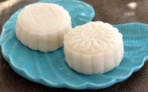  3. Bánh dẻo chay: Bánh chỉ sử dụng toàn nguyên liệu chay nên không đậm đà như bánh dẻo truyền thống. Bù lại, bánh lại có vị ngọt thanh, dai dai nên sẽ ăn được nhiều. Hơn nữa, bạn còn chẳng mất công làm nhân bánh, tất cả chỉ cần nhào bột bánh, đóng khuôn - thế là xong. Món bánh này rất phù hợp với người đang ăn kiêng.