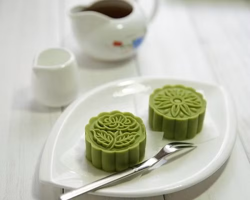  2. Bánh dẻo tuyết trà xanh nhân sữa chua: Chiếc bánh dẻo có hương thơm hấp dẫn của trà xanh, khi cắn tới miếng nhân thì bạn mới cảm nhận được hương vị sữa chua là lạ trong miệng. Loại bánh này thường không chứa quá nhiều đường và dầu mỡ nên ăn mãi cũng không thấy ngán.
