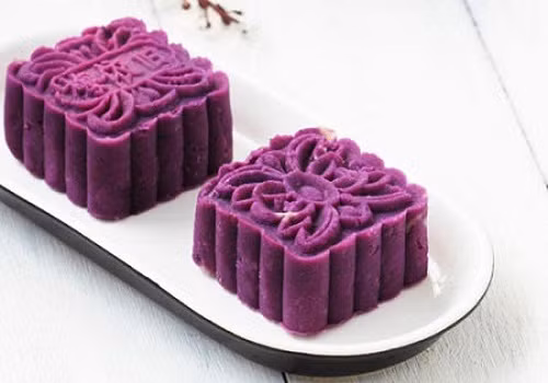  1. Bánh trung thu khoai lang tím: Nguyên liệu để làm loại bánh này rất gần gũi chỉ cần khoai lang tươi, whipping cream, đậu xanh, sữa đặc và đường. Hơn thế nữa, bánh trung thu khoai lang tím còn có ưu điểm là ăn không bị ngán, mùi vị thơm ngon, bùi bùi nên chẳng kén người ăn. 