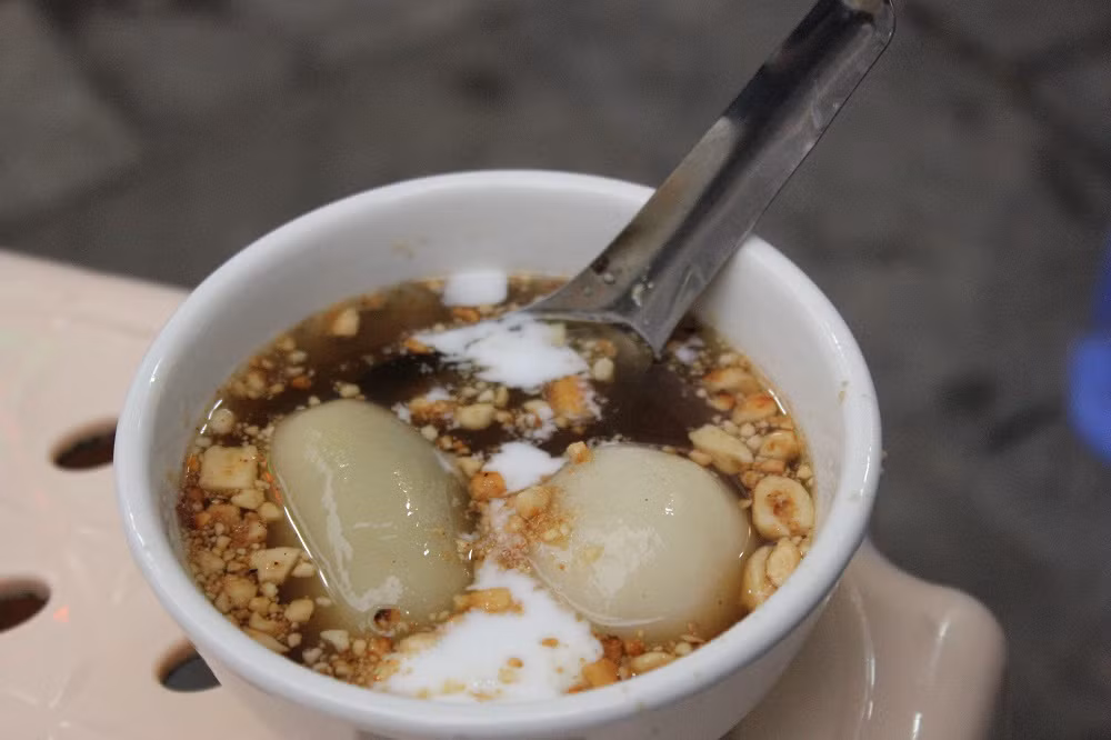  Bánh trôi tàu: Trong tiết trời se lạnh, nhấm nháp một bát bánh trôi Tàu nóng hổi là điều lý thú vô cùng. Bánh trôi Tàu thường là hai viên bột với nhân khác nhau dầm trong thứ nước sóng sánh thơm phức mùi gừng, ngậy bùi vị lạc rang.