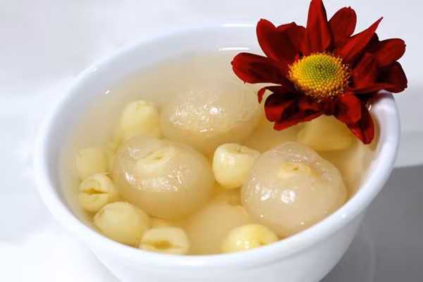  Chè nhãn hạt sen: Món chè vừa giúp giải nhiệt, lại tốt cho giấc ngủ của bạn. Nhãn tách hạt, nhồi hạt sen đã ninh mềm. Thả nhãn lồng hạt sen vào nồi nước đường đun sôi. Để chè nguội và ăn mát là đúng vị nhất.