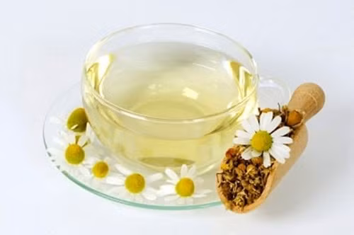 Công thức của loại trà này là 10 hoa cúc, 5 hoa sen, 5gr quế, 3gr sơn tra. Tất cả ngâm trong nước sôi 3-5 phút. Trà này đặc biệt tốt cho người cận thị, mất thị lực.