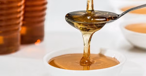 Trong khi đó, mật ong cực giàu vitamin và các khoáng chất góp phần kích thích quá trình trao đổi chất béo và cholesterol, giúp ngăn ngừa tích mỡ và duy trì cân nặng cho cơ thể.