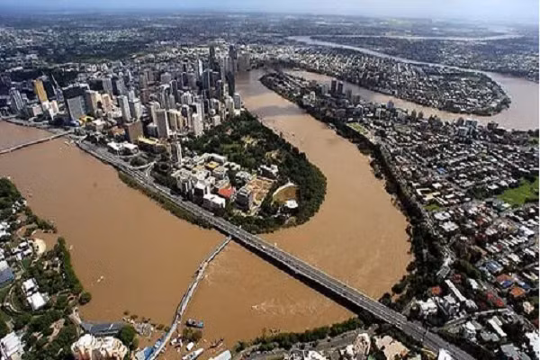 6. Sông Brisbane: Sông Brisbane chảy ở Queensland, Australia. Đây là một trong những con sông yêu thích của các nhiếp ảnh gia muốn ghi lại vẻ đẹp của nó từ nhiều góc độ khác nhau. Tuy nhiên, con sông có vẻ ngoài xinh đẹp này cũng ẩn chứa nỗi sợ khi ghi nhận nhiều trường hợp chết đuối và lũ lụt thường xuyên xảy ra.