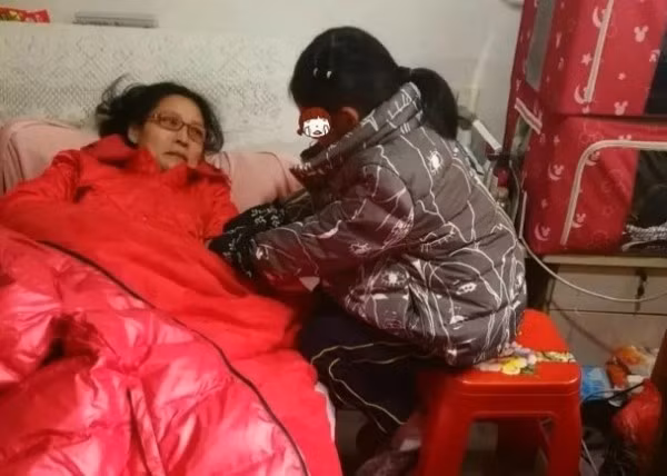 Phia sau cau chuyen be gai 7 tuoi quy xuong cau xin 