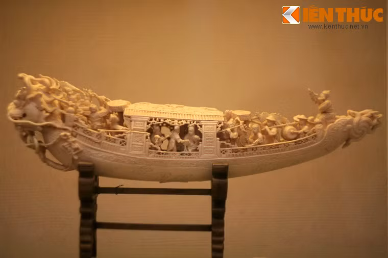 Gần nghĩa với thành ngữ này, trong tiếng Việt còn có một thành ngữ ít thông dụng hơn, đó là “ăn cơm nhà vác ngà voi”.