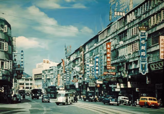 Một con phố với các tòa nhà cao tầng mọc san sát nhau.