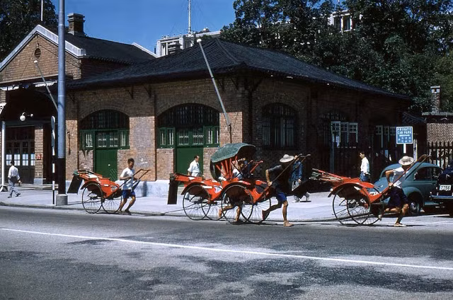 Những khung cảnh đường phố Hồng Kông trong thập niên 1950.