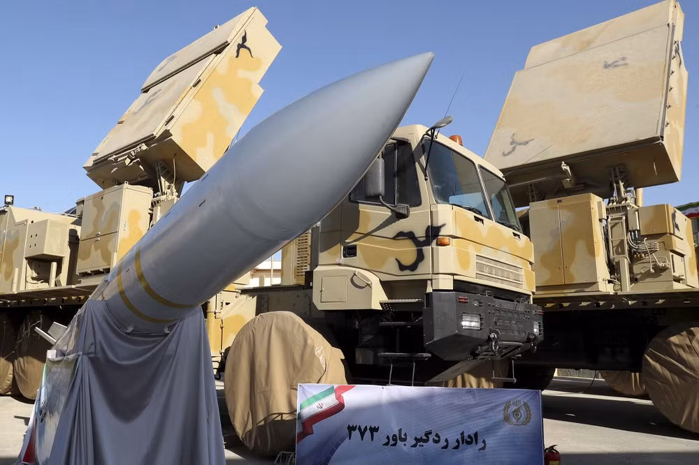 Trước đó, Tehran đã quyết định triển khai hệ thống phòng không Bavar-373 của mình tới Syria, tuyên bố rằng các tổ hợp này có khả năng đảm bảo an ninh cho không phận Syria thay vì S-300.