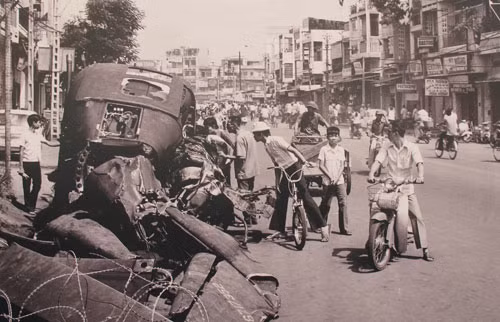Sáng 30/4, trực thăng của chính quyền Sài Gòn chở sĩ quan ngụy chạy trốn bị bắn rơi trên đường Lý Thái Tổ, gần sứ quán Ấn Độ tại Sài Gòn.