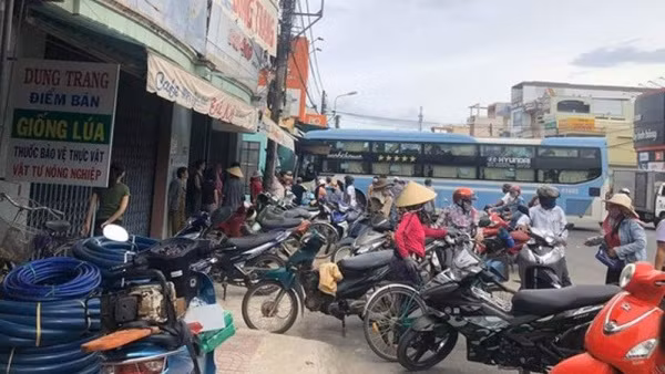  19. Xe khách tông 2 xe máy rồi lao vào nhà dân, 2 người thương vong: Khoảng 14h20 ngày 28/8, một xe khách mang BKS: 37B - 016.22 do tài xế Lê Văn Thành (31 tuổi, trú xã Đức Lạng, huyện Đức Thọ, tỉnh Hà Tĩnh) lưu thông trên QL1A theo hướng Nam - Bắc, khi đến đoạn qua thị trấn Châu Ổ, huyện Bình Sơn, tỉnh Quảng Ngãi thì bất ngờ xảy ra va chạm với xe máy mang BKS: 76HM - 5930 do chị Nguyễn Thị Mến (35 tuổi, trú TT.Châu Ổ) điều khiển đi cùng chiều, chưa dừng lại, chiếc xe khách này tông tiếp vào xe máy mang BKS: 76U9 - 5818 do ông Võ Văn Vận (68 tuổi, trú thôn Đông Yên, xã Bình Dương, huyện Bình Sơn) chạy ngược chiều, sau đó lao vào cửa hàng giày. Hậu quả, vụ tai nạn khiến một người tử vong và 1 người bị thương. (Ảnh: Báo SGGP)