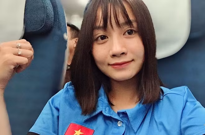 Sở hữu chiều cao 1,58 m cùng gương mặt bầu bĩnh, Hoàng Thị Loan được xem là một trong những gương mặt xinh xắn của bóng đá nữ Việt Nam. Nụ cười tươi với má lúm đồng tiền, chiếc răng khểnh duyên dáng của cô gái đến từ Hà Nội "đốn tim" không ít fan bóng đá. "Đã đá hay còn xinh hết phần người khác", "Nụ cười tỏa nắng", "Bạn đá bóng, đá thẳng vào tim mình"... là những bình luận người hâm mộ dành cho cầu thủ trẻ. Ảnh: FBNV.