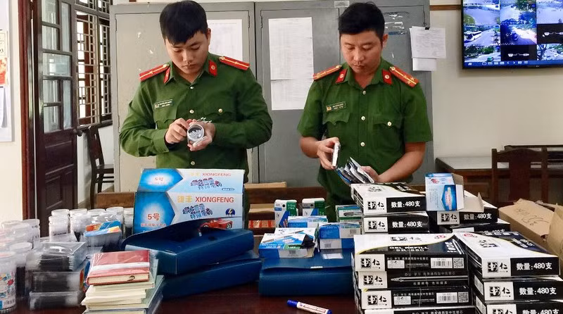 Người Trung Quốc lừa bán đồ dỏm: Đủ chiêu “làm càn” ở Đà Nẵng Nguoi Trung Quoc lua ban do dom: Du chieu “lam can” o Da Nang