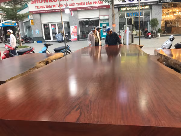 Choáng với chiếc sập làm từ gỗ quý nặng 5 tấn, giá hàng tỷ đồng ở Hà Nội Choang voi chiec sap lam tu go quy nang 5 tan, gia hang ty dong o Ha Noi