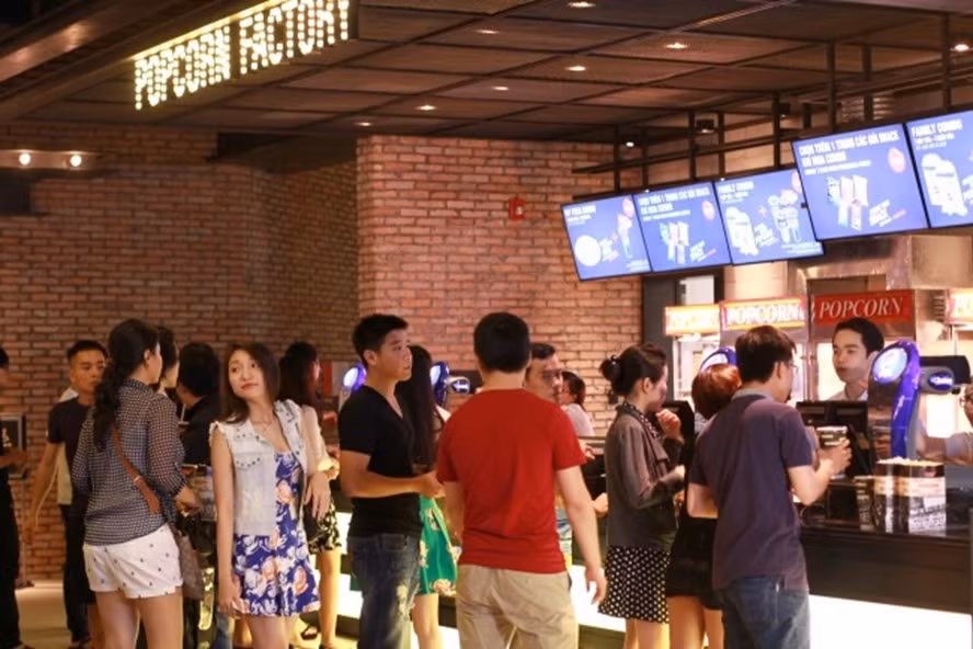 Năm mới là dịp những bộ phim “bom tấn” đồng loạt đổ bộ tại hàng loạt các rạp chiếu phim ở Hà Nội. Bên cạnh đó, các rạp chiếu phim cũng có nhiều chương trình ưu đãi, khuyến mãi dành cho người xem trong dịp Tết Dương lịch 2020. Ảnh: TL.