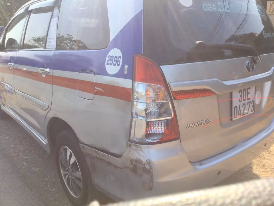 O to Range Rover rung banh khi dam nhau voi xe ban tai-Hinh-2