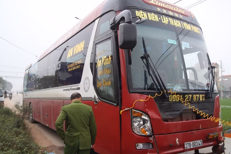  9. Xe khách đâm đoàn đưa tang ở Vĩnh Phúc, 10 người thương vong: Vụ tai nạn xảy ra vào khoảng 5h ngày 29/3, tại ngã 4 quốc lộ 2C với tuyến đường đi Mả Lọ, địa bàn xã Trung nguyên, huyện Yên Lạc (tỉnh Vĩnh Phúc) xảy ra vụ tai nạn giao thông đặc biệt nghiêm trọng giữa xe khách mang biển số 27B – 00343 do Phanh Thanh Phú điều khiển đã lao vào đoàn người đang đưa tang.