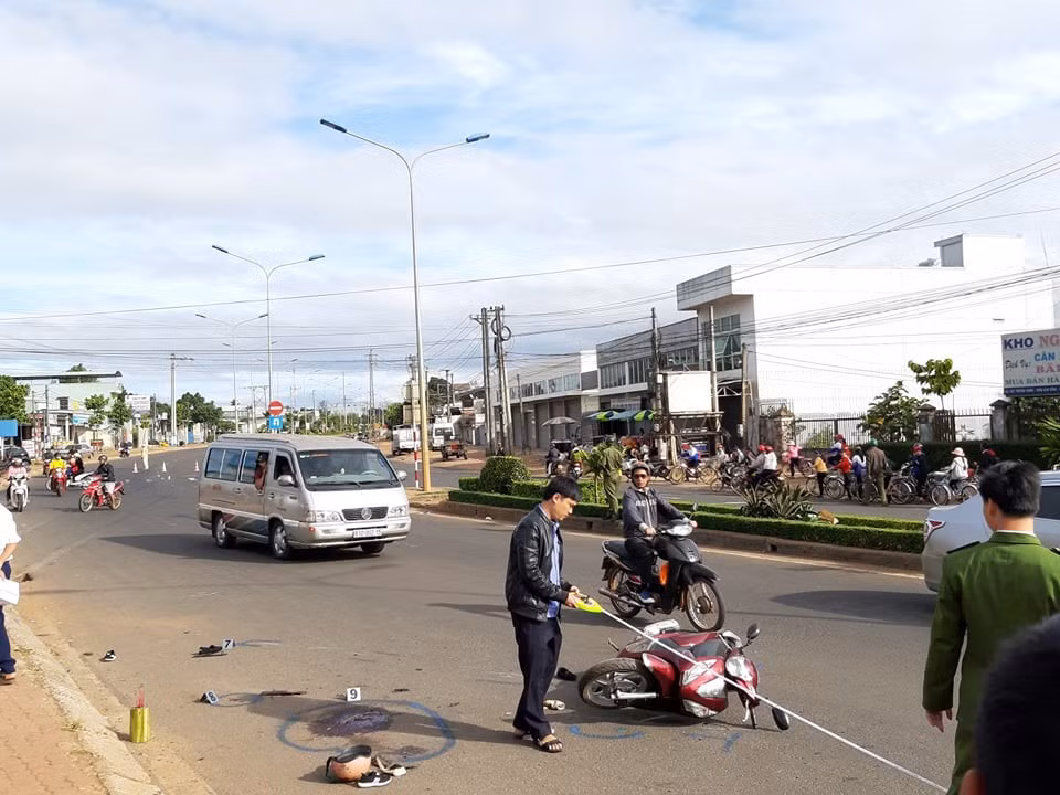 Hậu quả vụ tại nạn, một người tử vong tại chỗ, 3 người bị thương. (Ảnh: Tuệ Lâm, Nguyễn Cường)