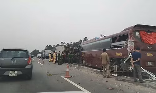  4. Xe tải tông đuôi xe khách trên đường cao tốc Hà Nôi - Lào Cai: Khoảng 9h sáng ngày 1/2, trên cao tốc Hà Nội-Lào Cai đoạn qua Phù Ninh, vào thời điểm trên ô tô chở khách mang biển kiểm soát 25B - 00011 gặp sự cố phải dừng đỗ bên đường cao tốc Nội Bài Lào Cai bị một chiếc xe tải chở hoa quả mang BKS 29C - 997 99 đi cùng chiều đâm vào phần đuôi xe. Hậu quả, 2 xe hư hỏng nặng, hàng hóa trên xe đổ tràn xuống đường dẫn đến ùn tắc giao thông.