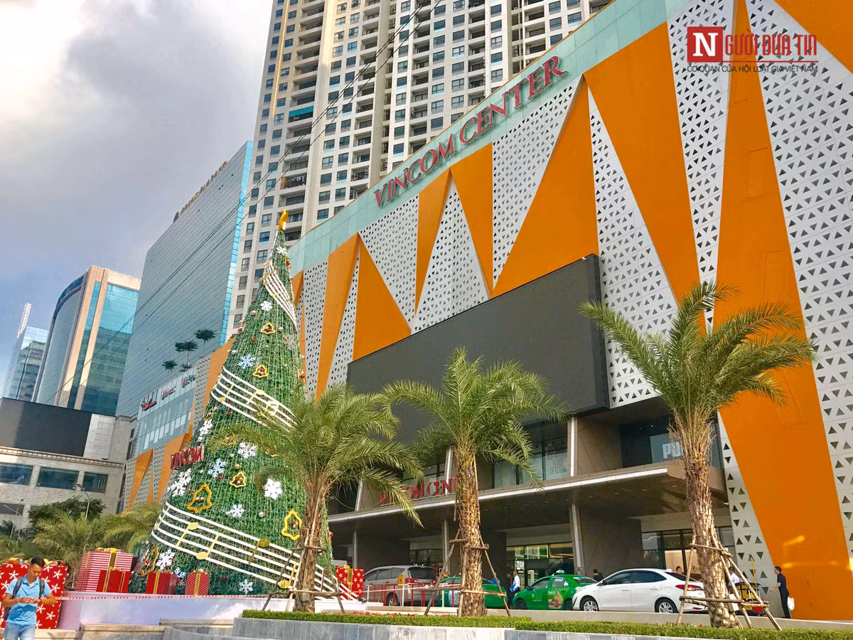 Cây thông noel tại Vincom Trần Duy Hưng.