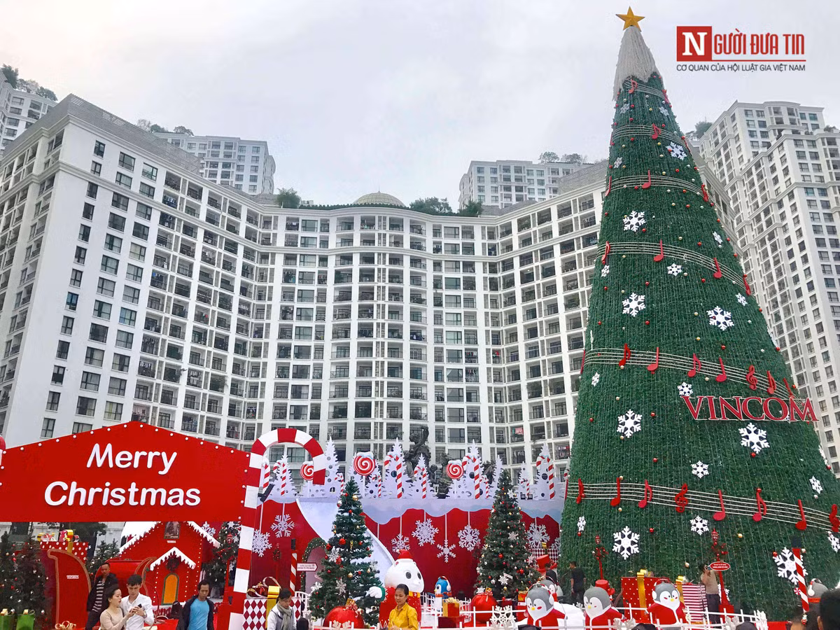 Ở trung tâm thương mại Vincom Royal City, cây thông cao hơn 10m được dựng cách đây nhiều ngày.