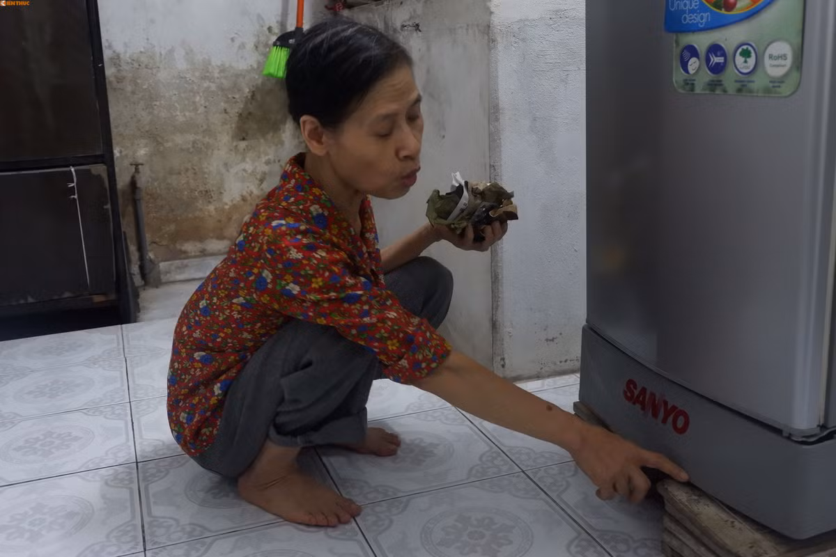 Để đề phòng mưa lớn, nước dâng cao, bà Bình phải kê những đồ điện lên cao, tránh hỏng hóc, chập điện.
