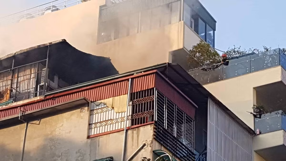 Khoảng 30 phút cứu hỏa, đám cháy tại chung cư House Xinh Group đã được khống chế.