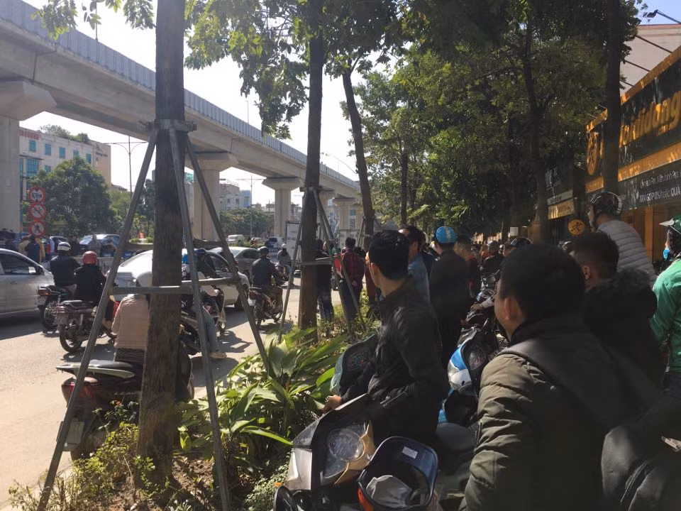 Nhiều người đi đường hiếu kỳ dừng lại xem hiện trường vụ tai nạn.