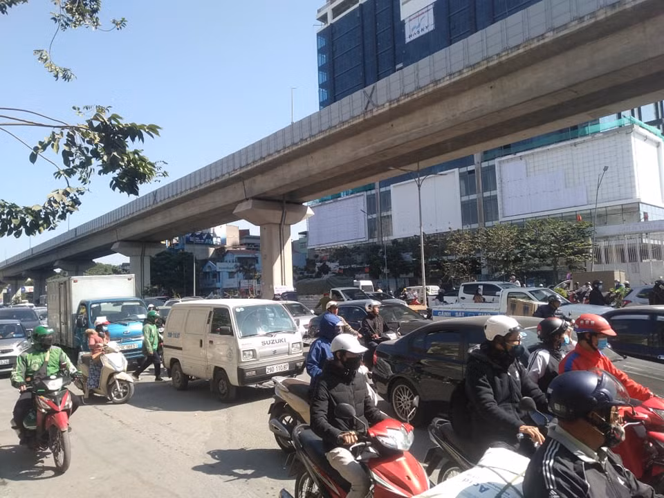 Vụ tai nạn xảy ra vào thời điểm phương tiện lưu thông đông dẫn đến ùn tắc giao thông nghiệm trọng.